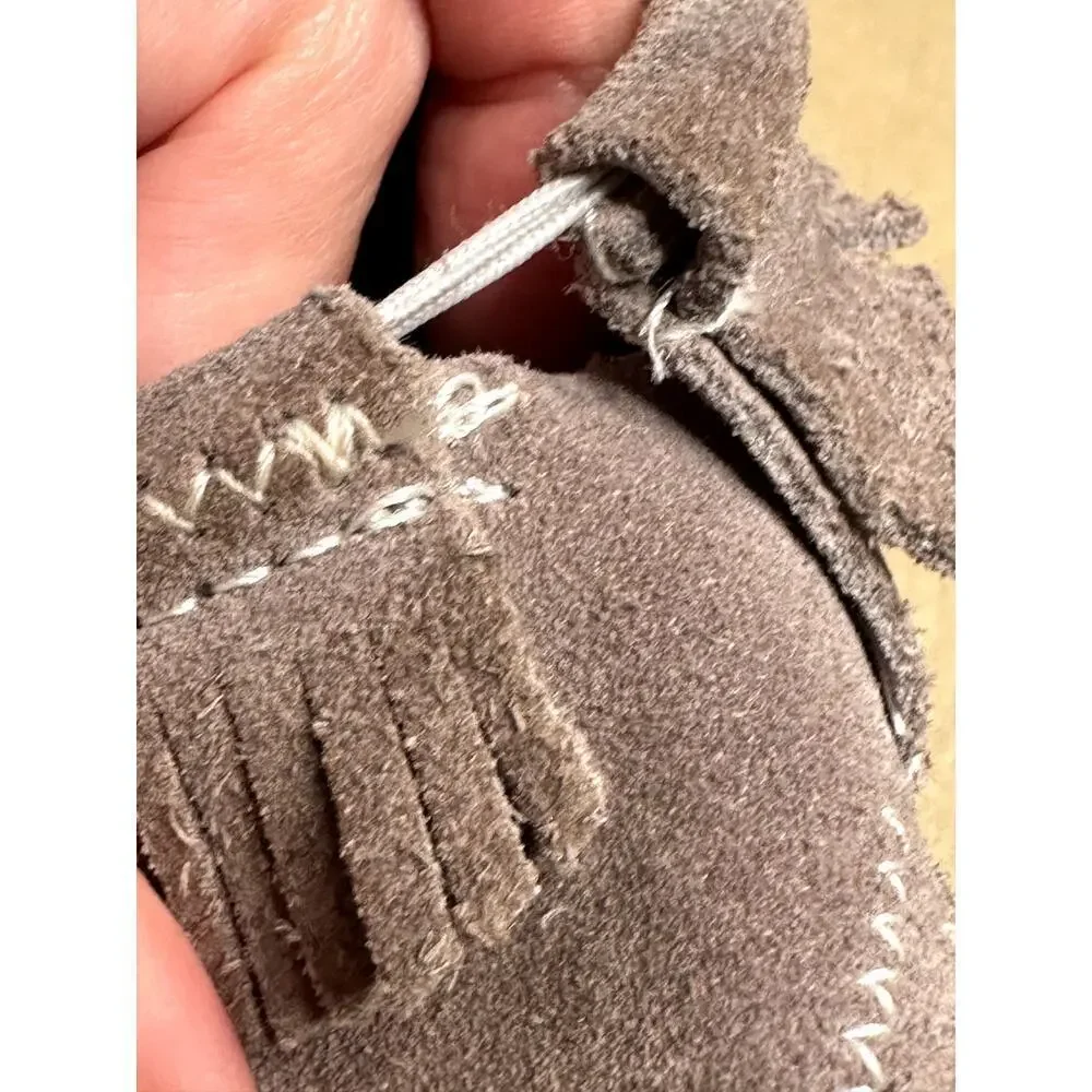 Minnetonka Taupe Leather Soft Sole Moccasins Infant’s Shoe Size 2